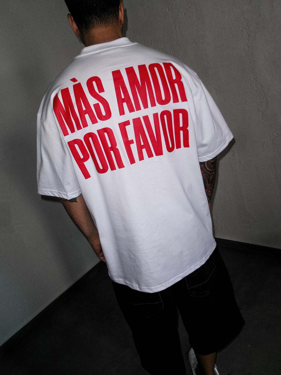 Màs amor por favor Tee
