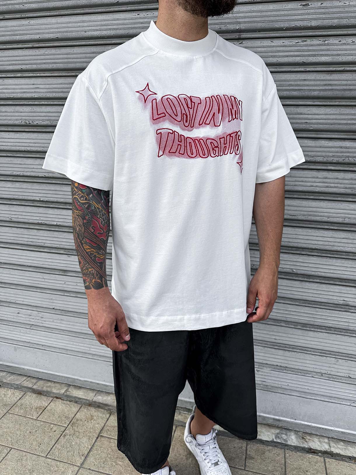 Lost In Thoughts Tee Ricamo Premium