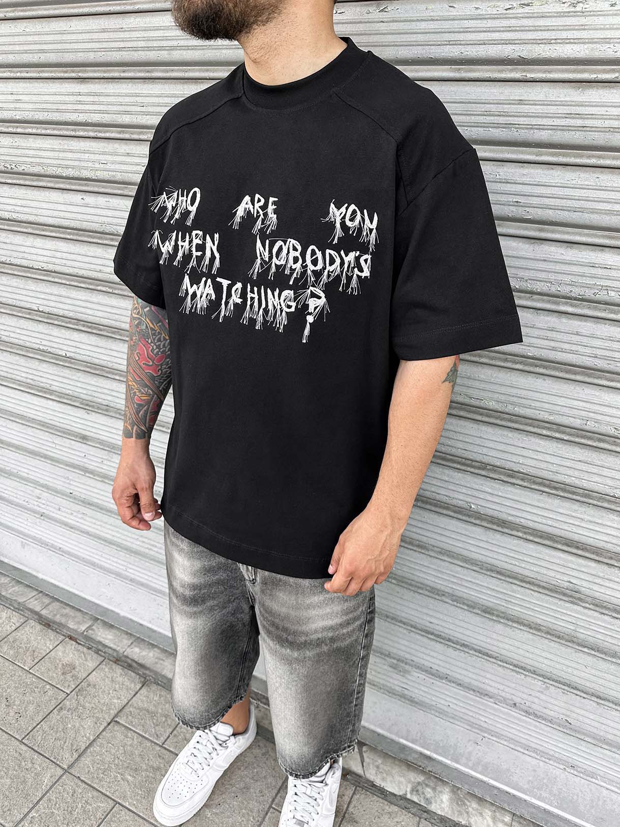 Who are you Tee Ricamo Premium