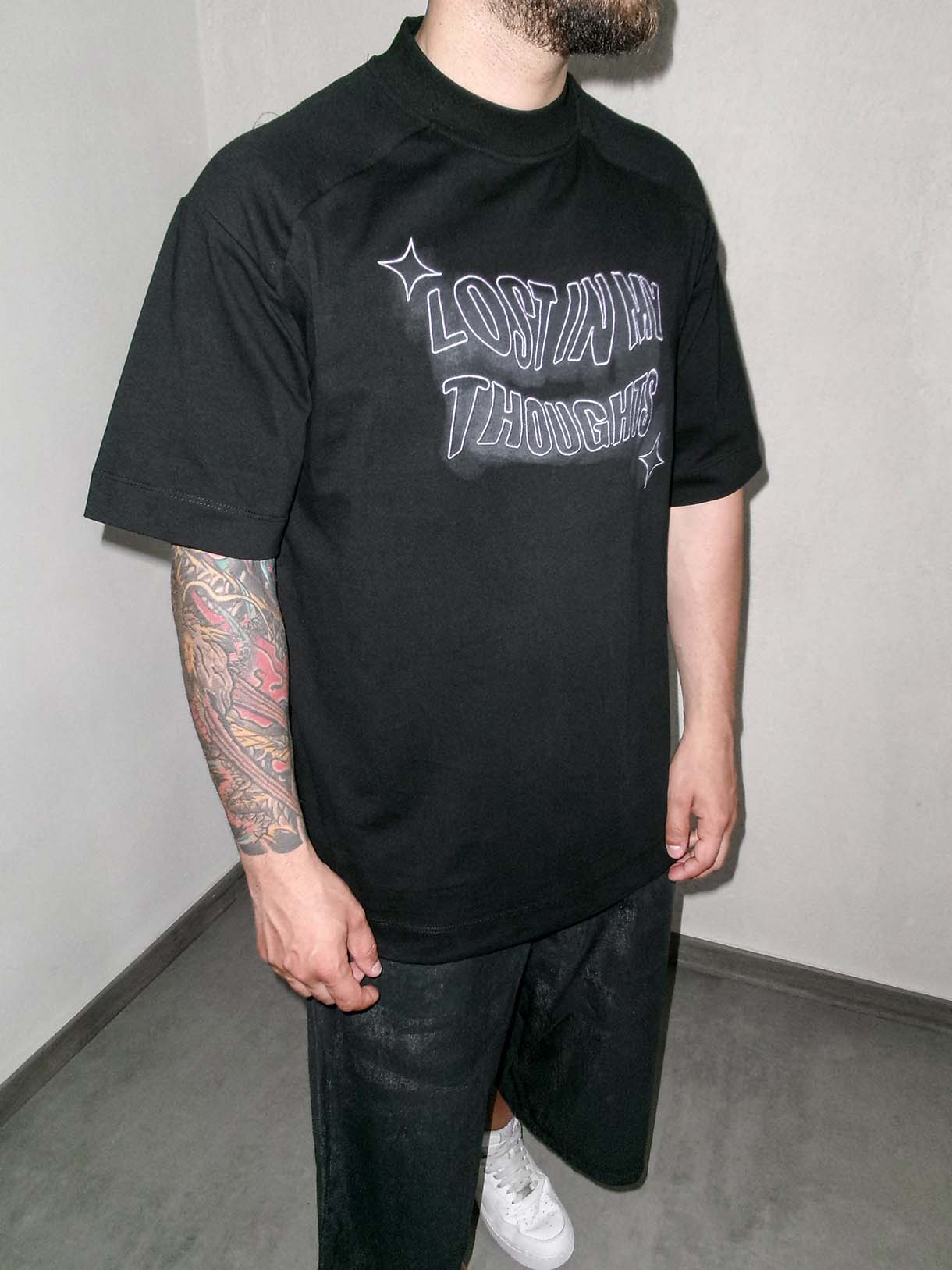 Lost In Thoughts Tee Ricamo Premium