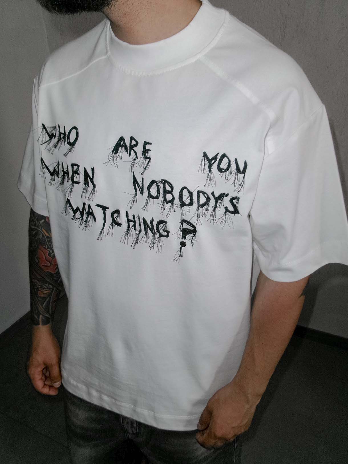Who are you Tee Ricamo Premium