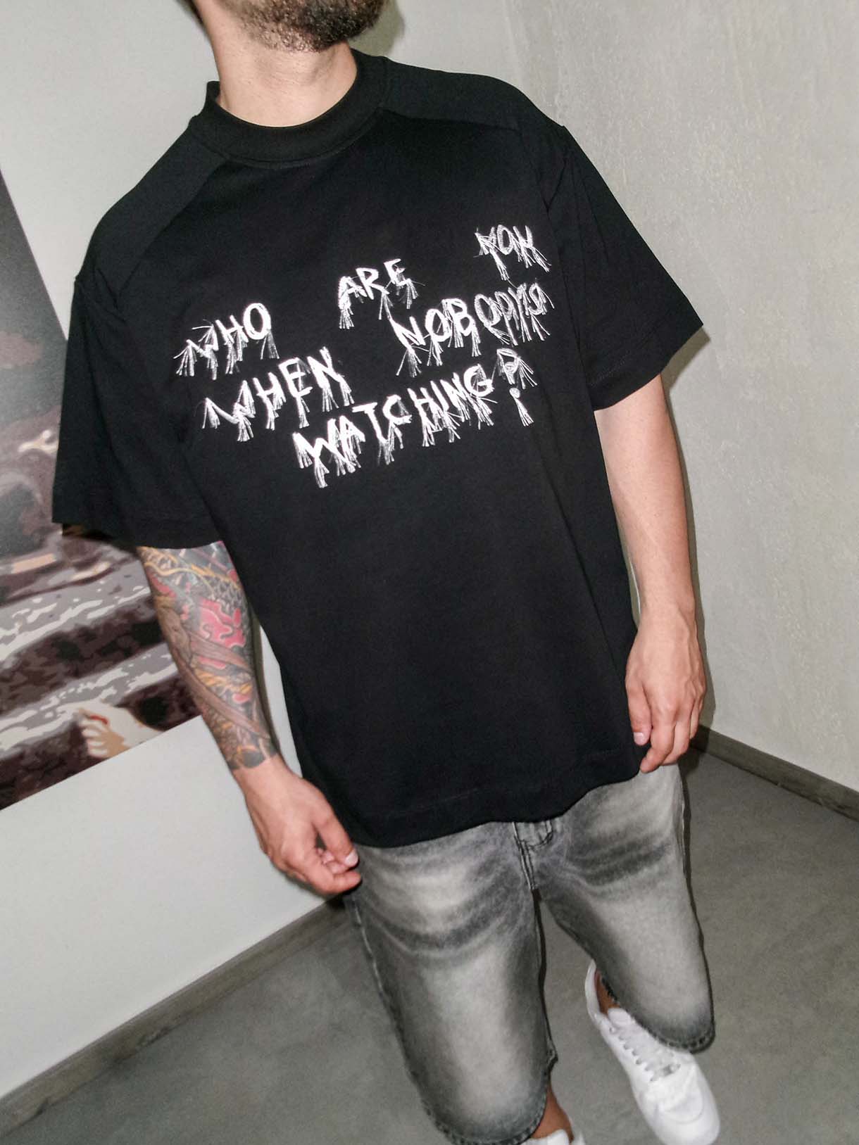 Who are you Tee Ricamo Premium