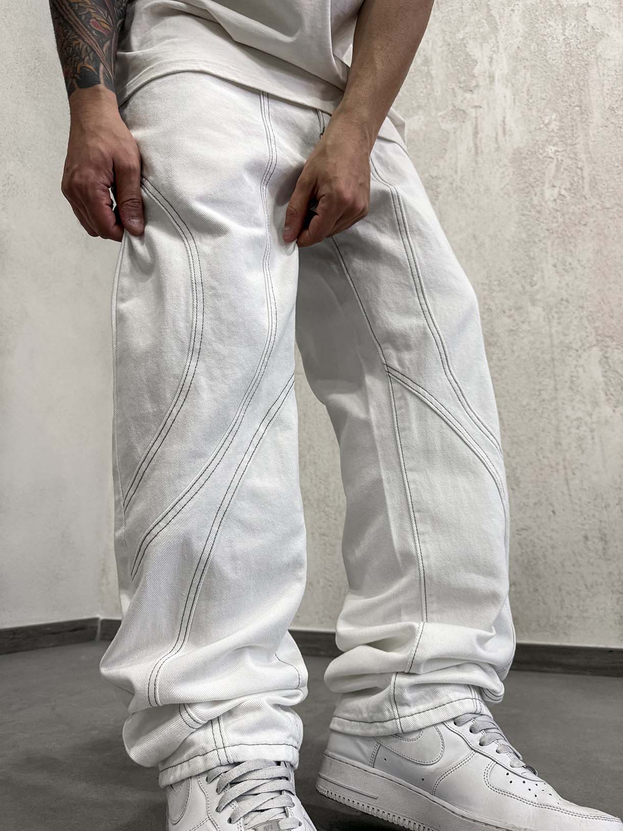 Baggy Circles White Contrast